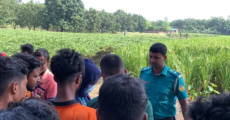 অজ্ঞাত নারীর মরদেহ উদ্ধার করছে পুলিশ